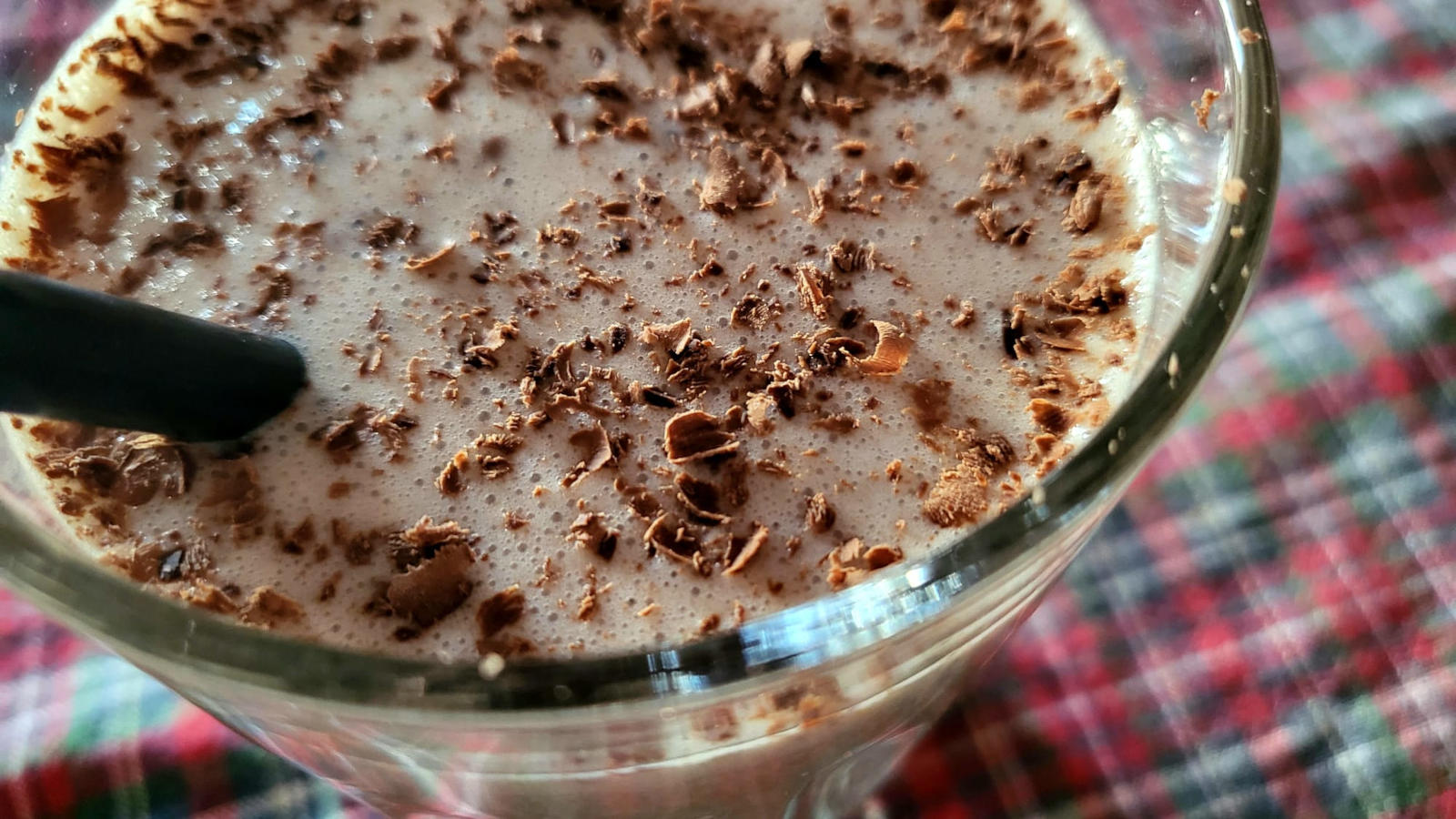 Smoothie proteico al cioccolato e banana con burro d'arachidi