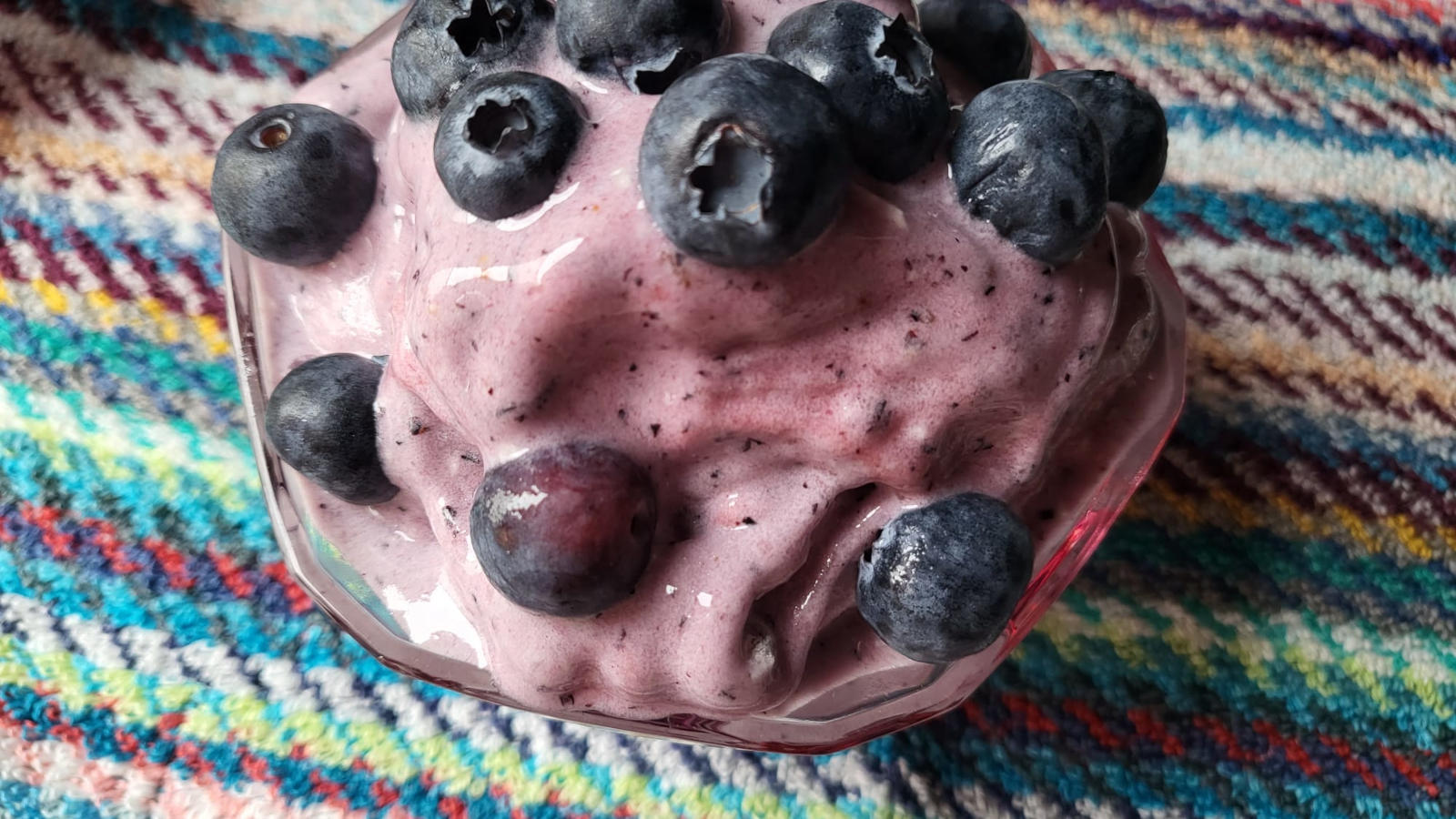 Nice cream proteico ai mirtilli e cocco