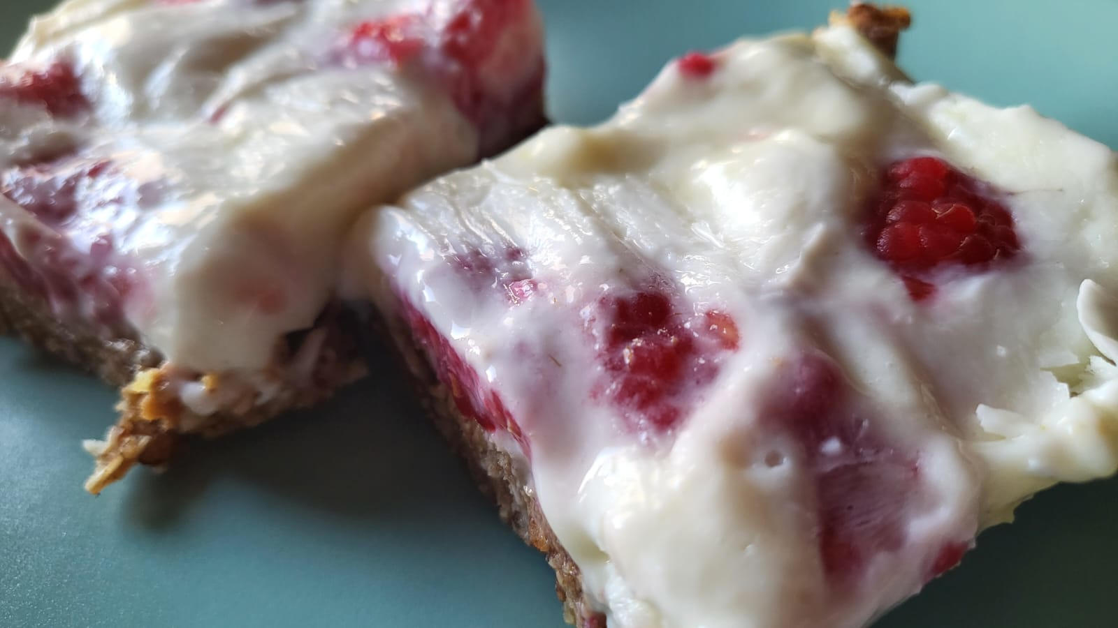 Quadrotti proteici al frozen yogurt con lamponi