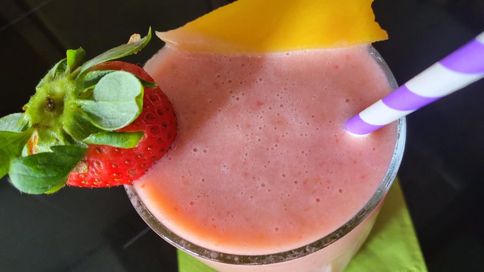 Smoothie proteico alla fragola e mango