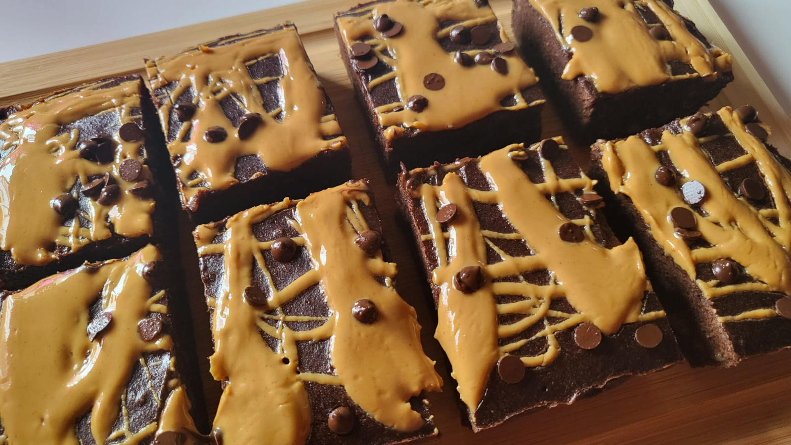 Brownies proteici alla banana e burro d'arachidi