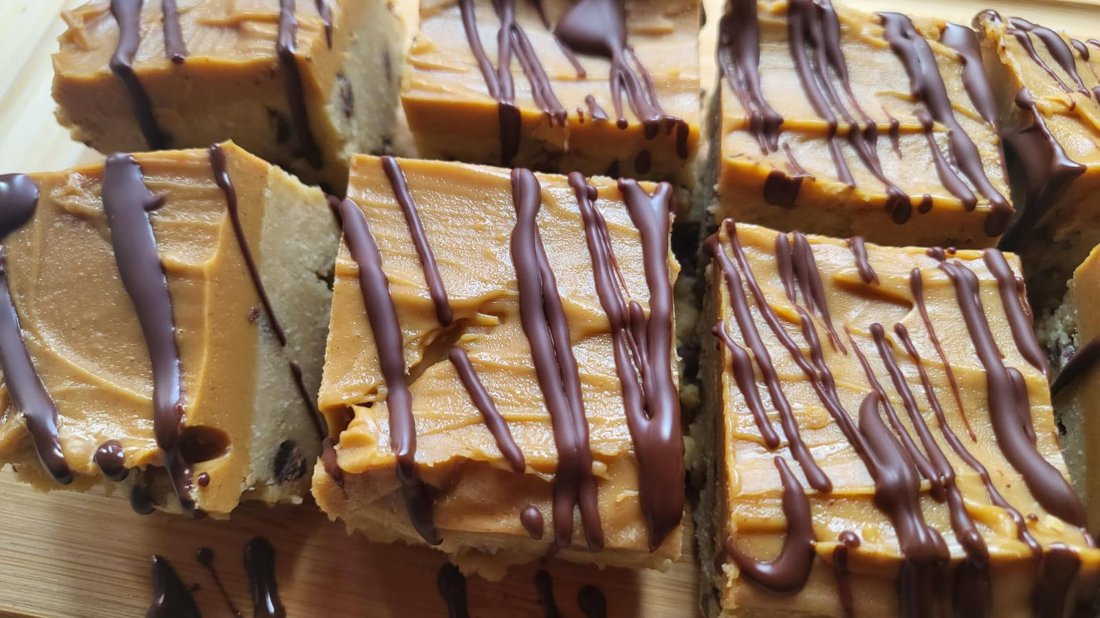 Quadrotti proteici ai ceci con burro d'arachidi e cioccolato