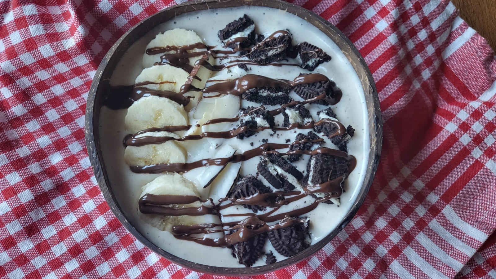 Smoothie bowl proteica Oreo e banana