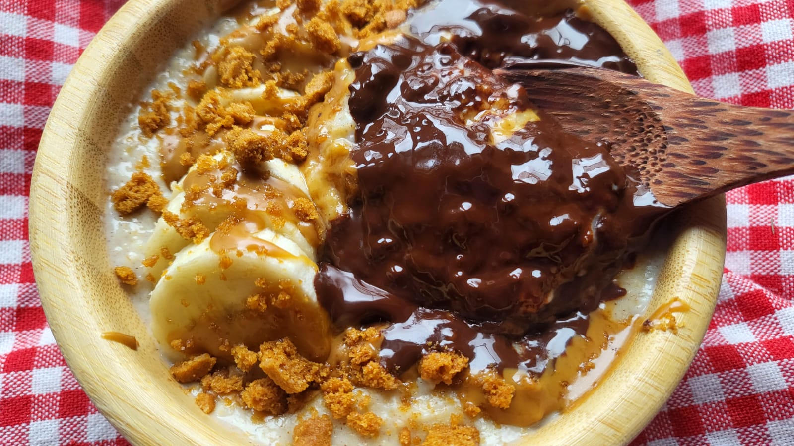 Porridge proteico con banana, Lotus e cioccolato fondente