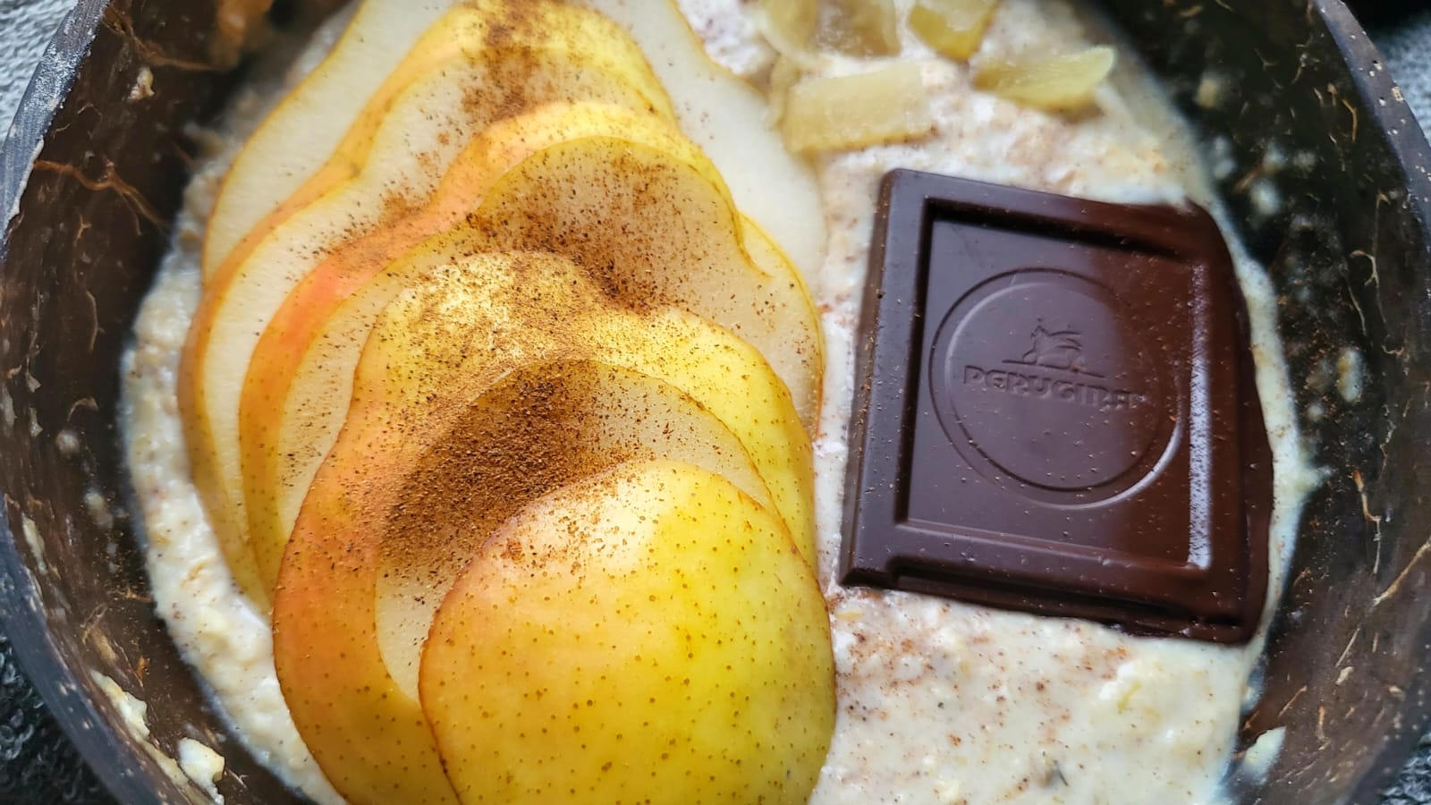 Porridge proteico pera, cioccolato e zenzero