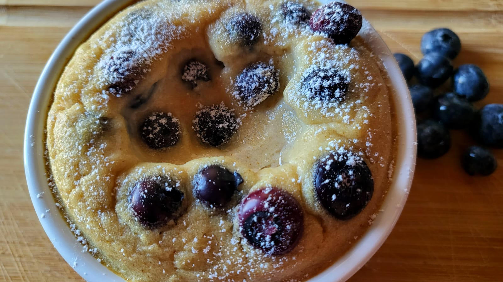 Baked oats proteica al cocco con mirtilli