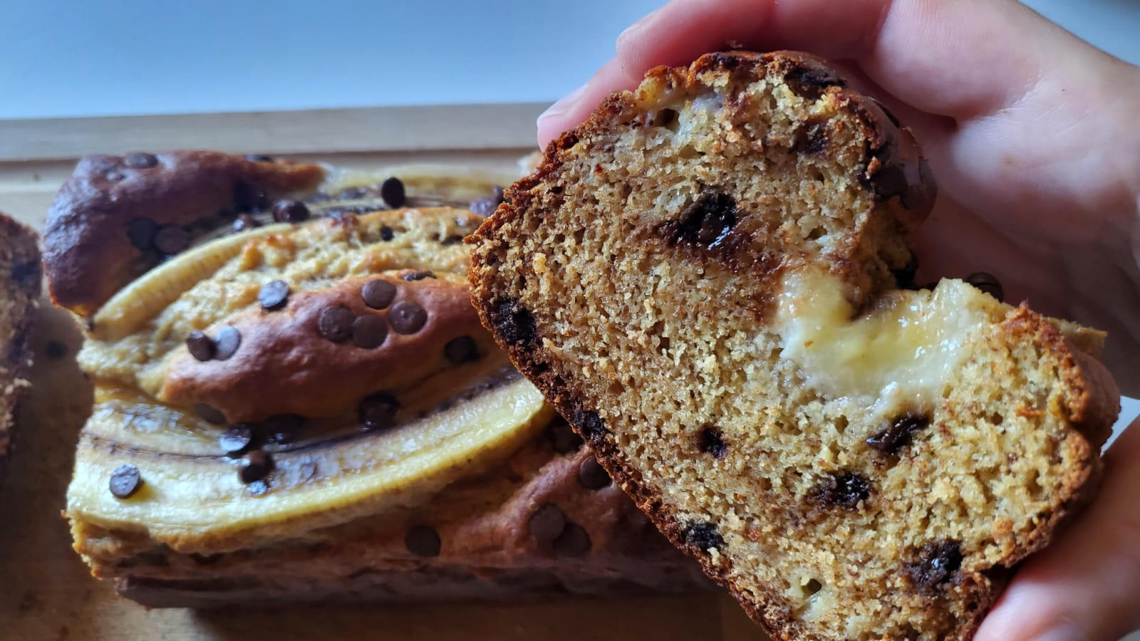 Banana bread proteico con gocce di cioccolato