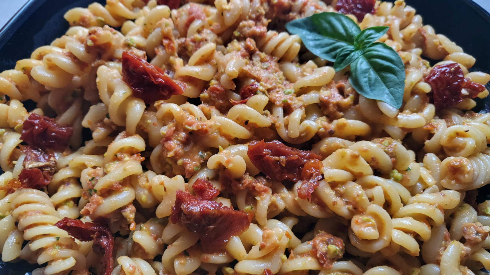 Pasta pomodori secchi e pistacchi
