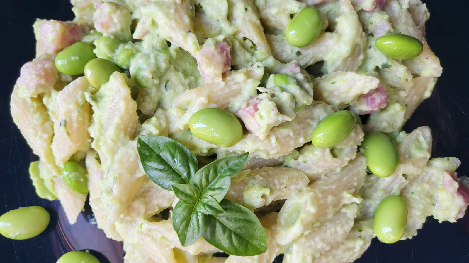 Pasta alla crema di edamame, anacardi e pancetta