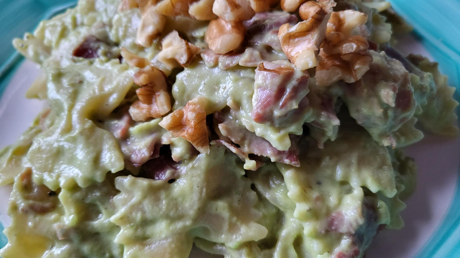 Pasta con avocado, speck e noci