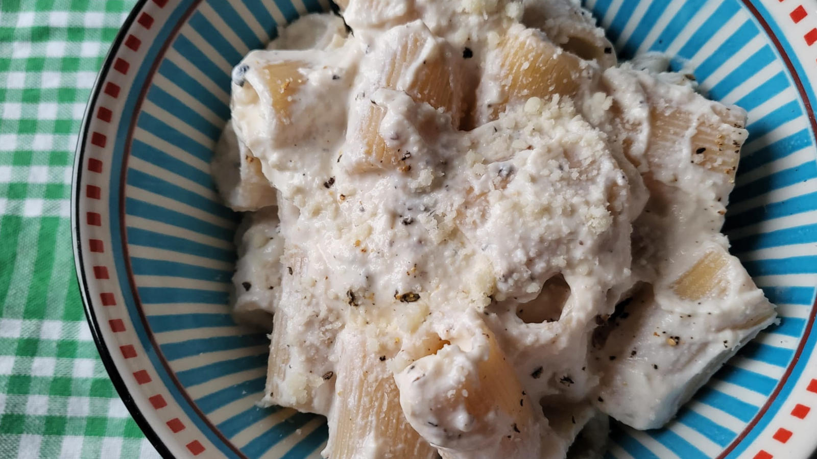 Pasta con ricotta, pepe e pecorino