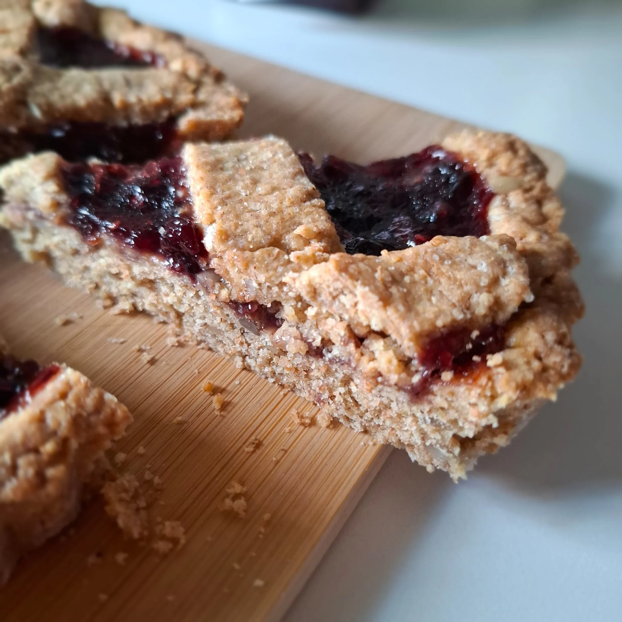 Crostata integrale con confettura ai frutti di bosco