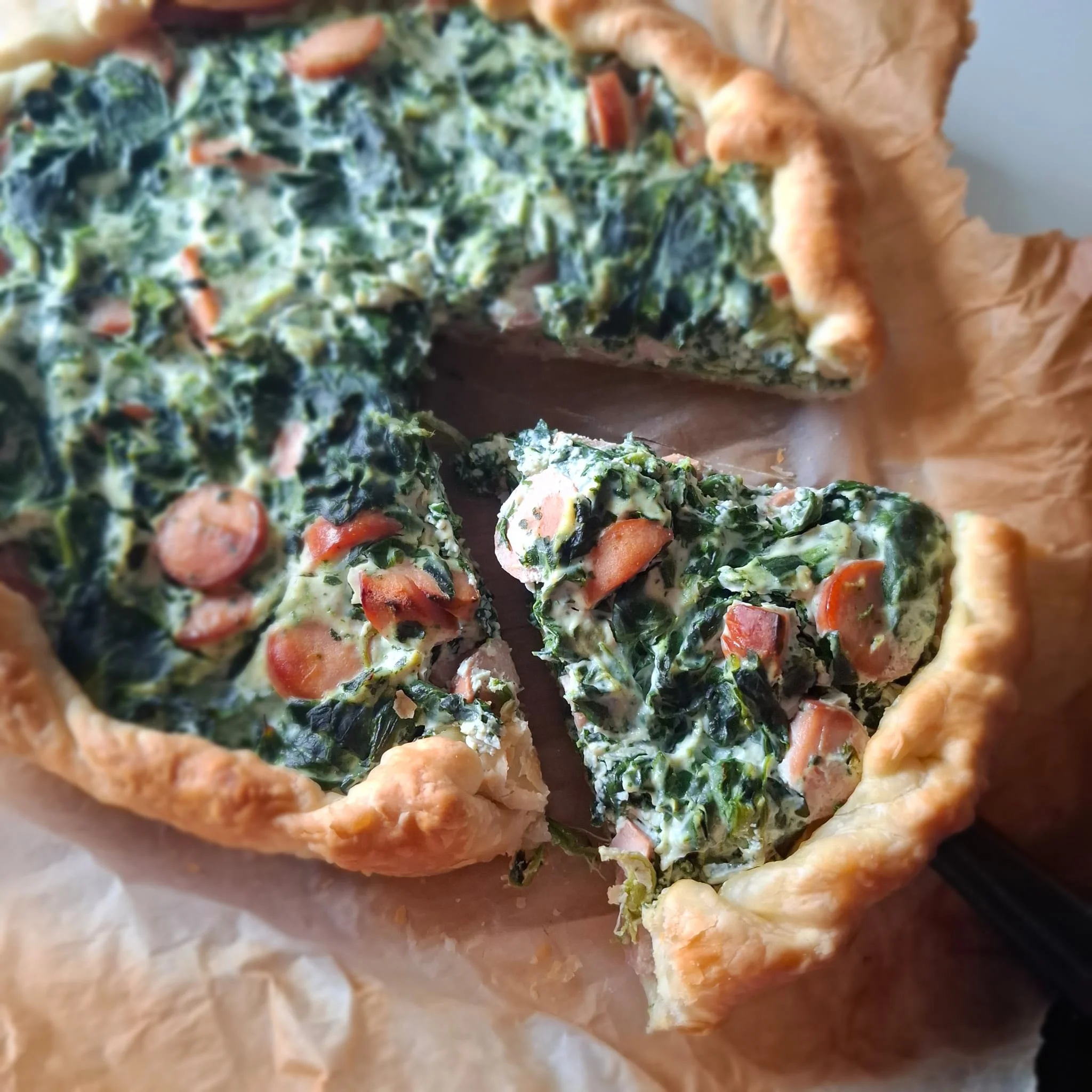 Torta salata spinaci e wurstel