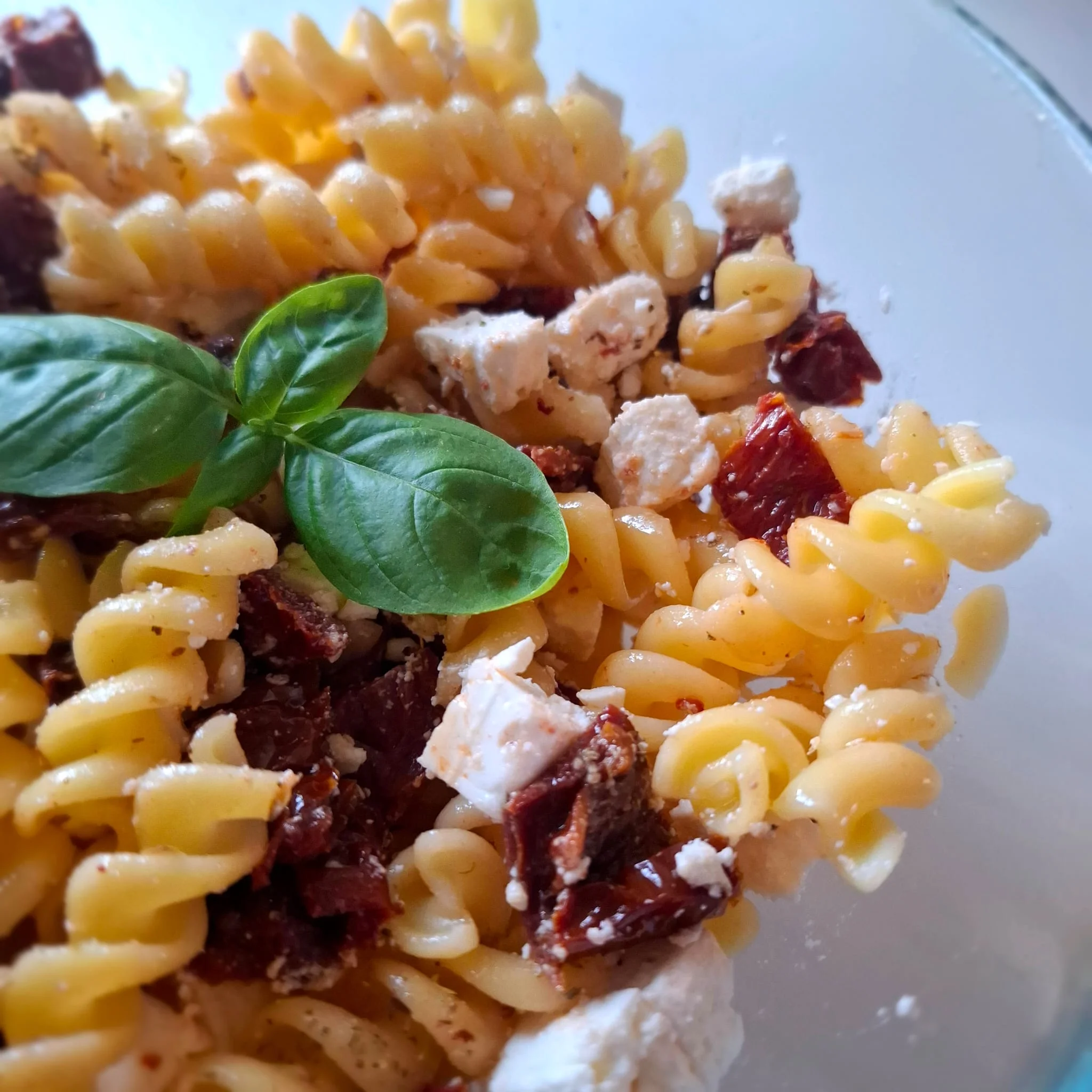 Pasta fredda con feta e pomodori secchi