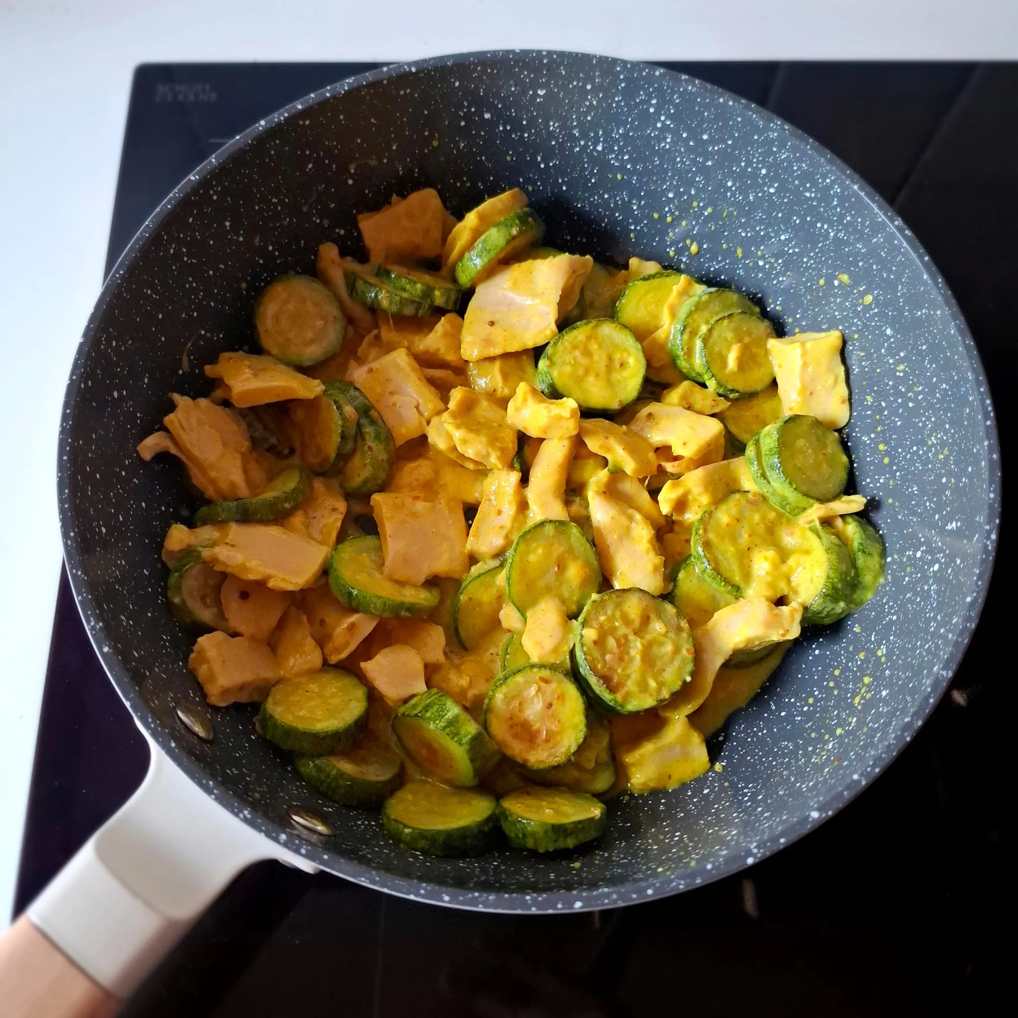 Curry di soia e zucchine