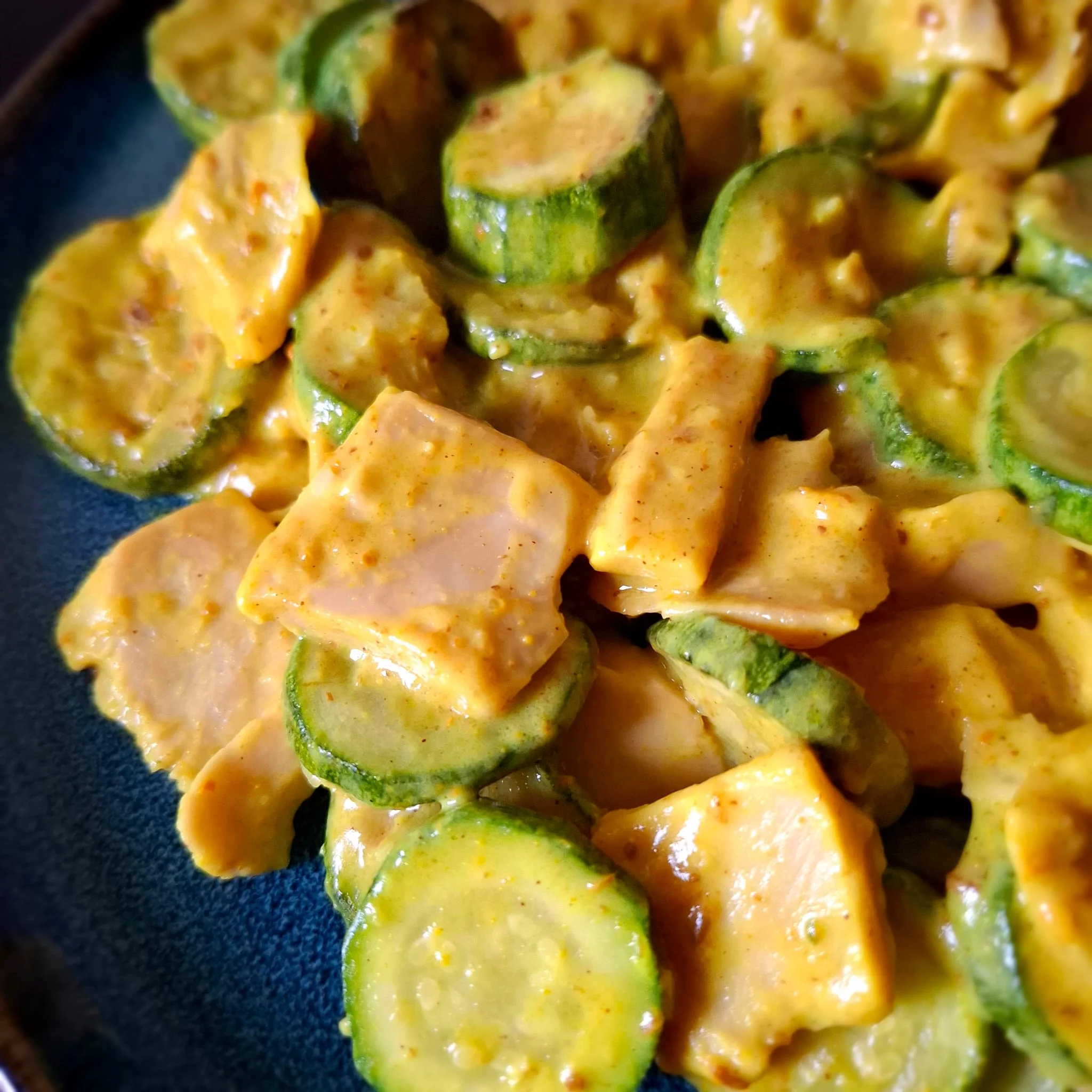 Curry di soia e zucchine