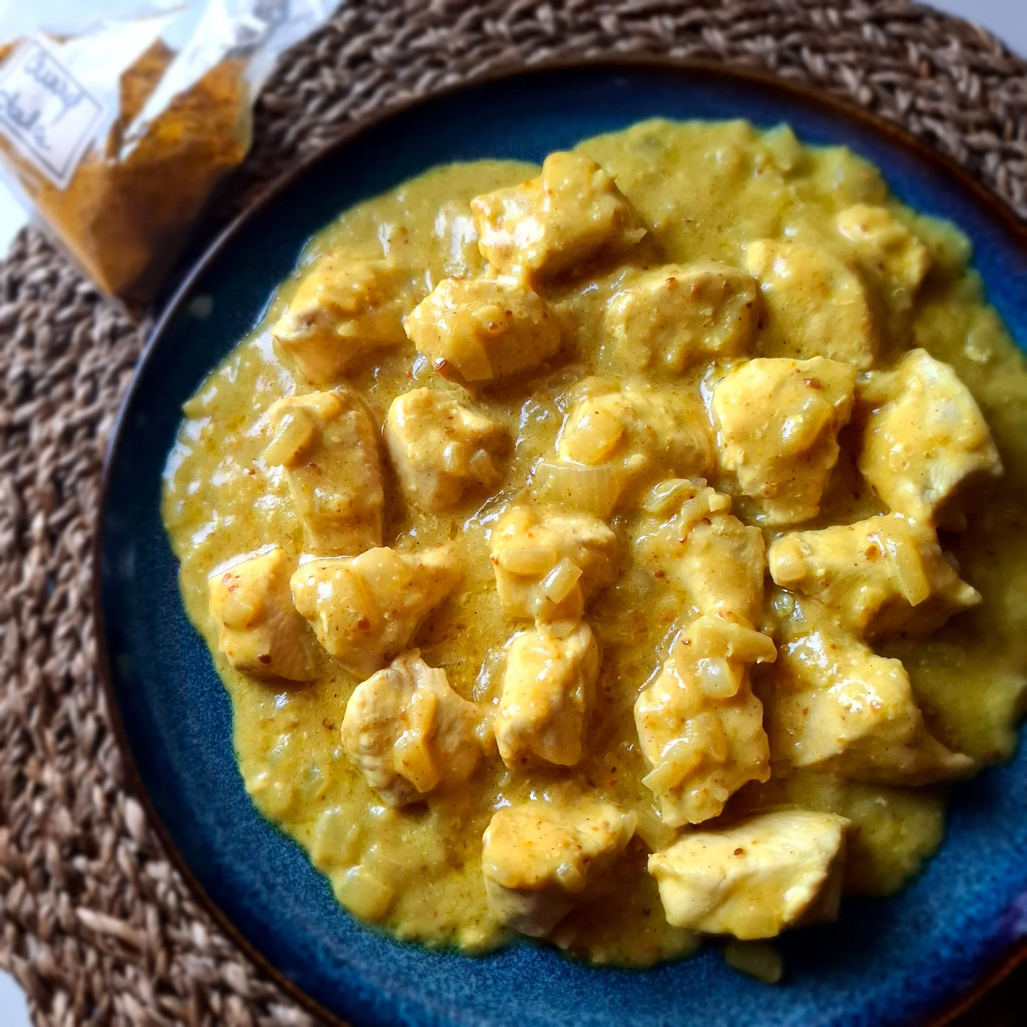 Bocconcini di pollo al curry con latte di cocco