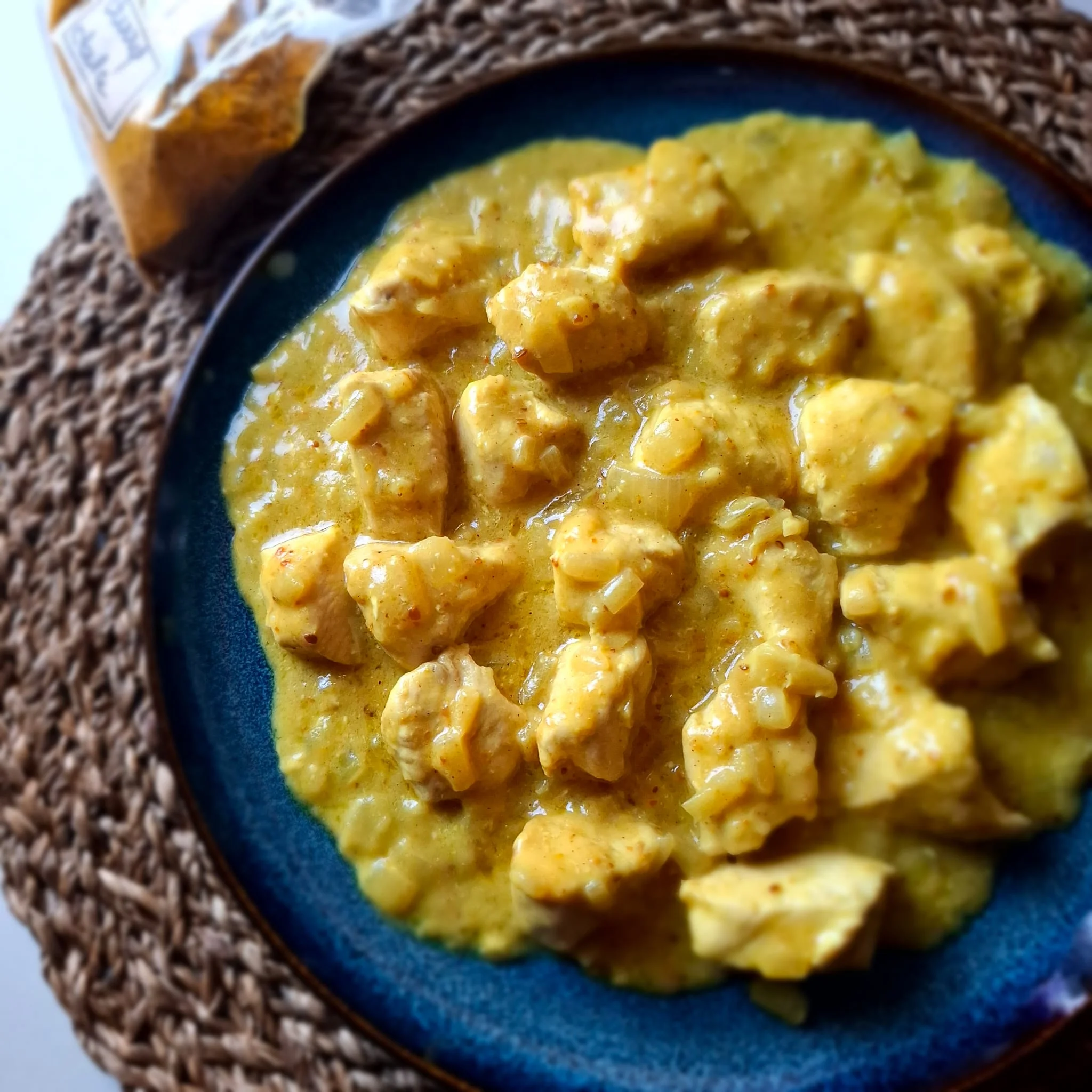 Bocconcini di pollo al curry con latte di cocco